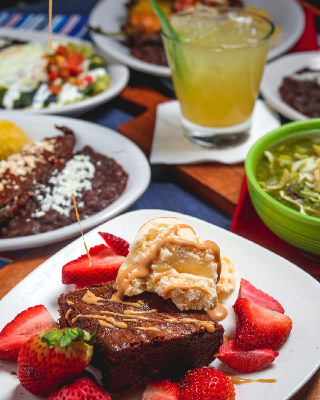 Brownie dessert with strawberries
